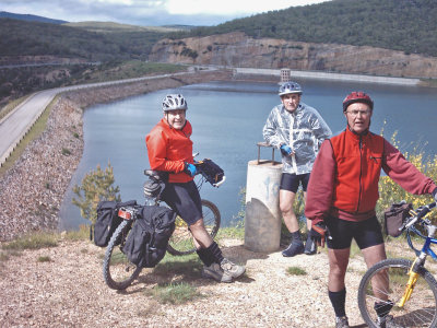 D2-140 Emilio Juan Carlos y Juan en la presa