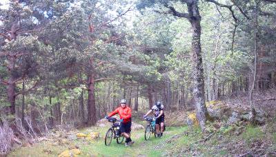 D2-340 Emilio y Juan Carlos empujando las bicis