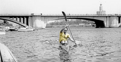 Juan en K1 junto al puente de San Telmo.jpg