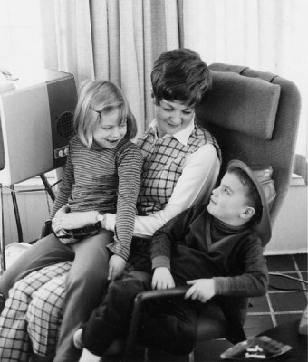Susan, Harriet & Alan Goldberg - Jan 1968.jpg
