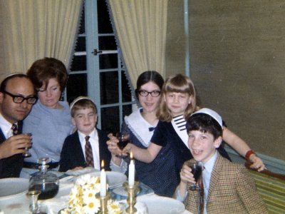 Vic, Harriet, Alan, Sharon, Susan, Mike - Apr 1969.jpg
