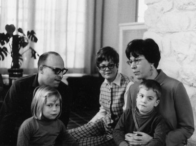 Vic, Susan, Harriet & Alan with Judy - Jan 1968.jpg