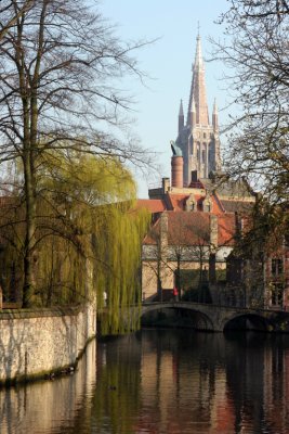 Onze-Lieve-Vrouwekerk and canal