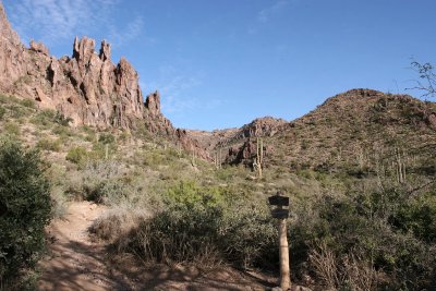 Beginning of Peralta and Dutchman Trails