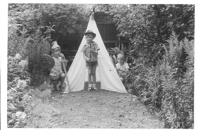 08 - playing  Cowboys & Indians with Oppy boys - 1959.jpg