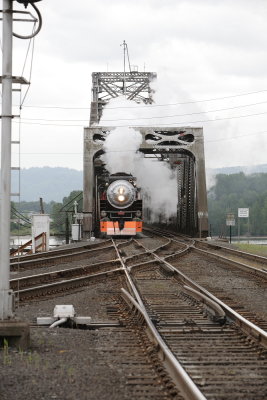 The double header pulling into Vancouver, WA with SP 4449 on the point.