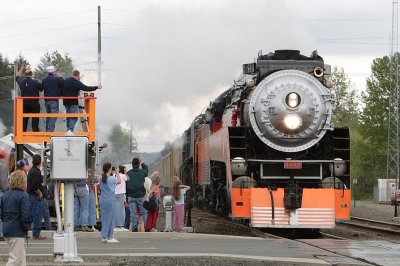 Napavine, WA - SP4449 crew using the display steps as a viewing platform.