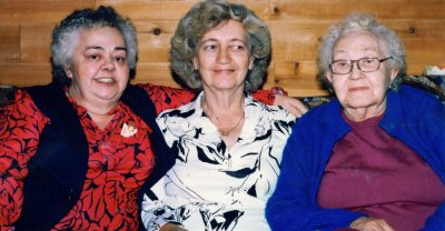 image15.jpg Olga, Mother, Aunt Anna
