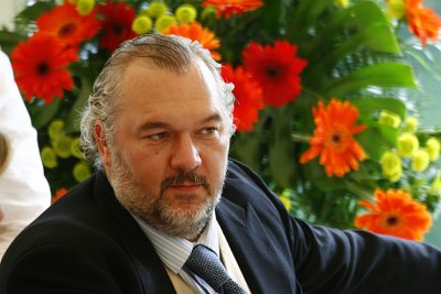 Un duro entre las flores.