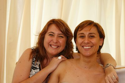Algunos vecinos de mesa: Laura y Vanessa