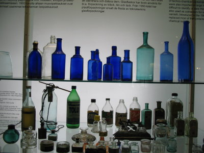 Since 1950's the plastic packages have substituted most glass packages of the technical chemistry.