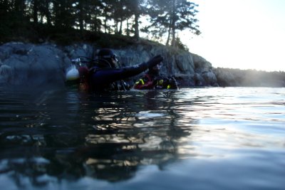 Phil briefing Jeremie on the dive site