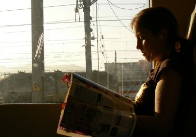 leyendo y escuchando