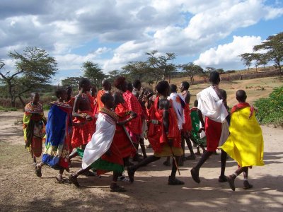 Samburumenn dansa og syngja