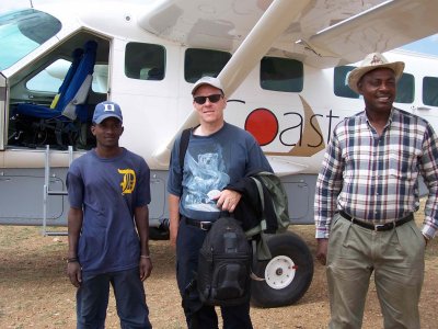 Izac, gst og Jlus vi flugvlina sem flutti  okkur fr Serengeti leiis til Zanzibar.