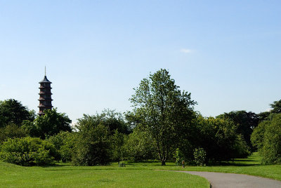 Another view of the pagoda...