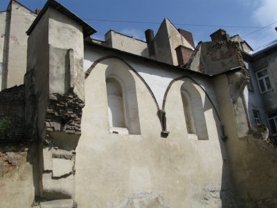 the ruin of the Golden Rose synagogue is still the same