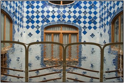 The lightshaft with its tiles of deep sea-bleu