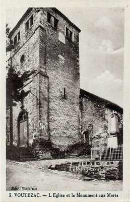 Voutezac - L'Eglise et le Monument aux Morts