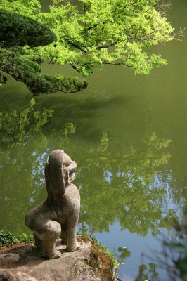Statue contemplative