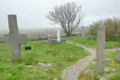 Het kerkhof met kruis en ogam stone