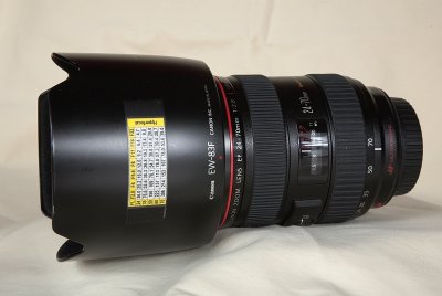 24-70mm f/2.8L with the hood on
