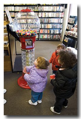 ...little kids admiring the gum machine!