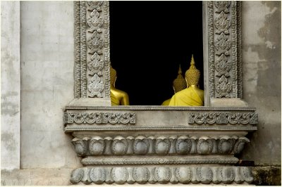 Buddhas in attendance-Wat That Ing Hang
