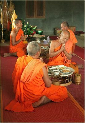 Monks-Wat That Ing hang