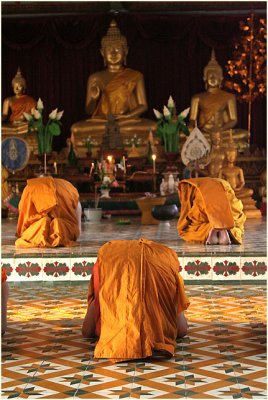Bowing monks-Wat Sayaphoum