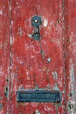The red door with ring and CARTAS slot