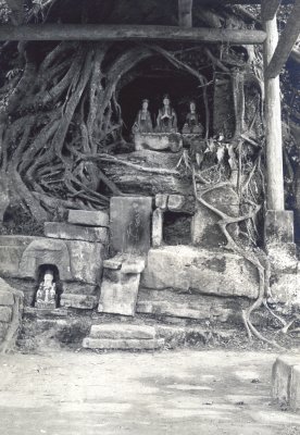 Re. Idols in wayside shrine Szechwan.jpg