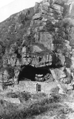Rel Daoist cave Kuling.jpg