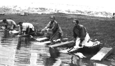 Washing clothes 18952.jpg