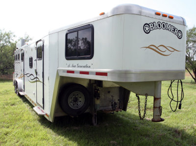 2001 Bloomer 3 Horse Slant with Large Living Quarters *SOLD*