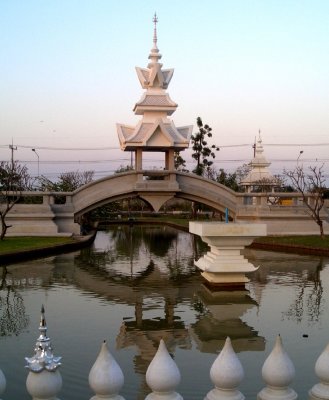Back wing of the White tample Chiang-Rai.jpg