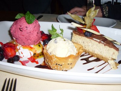 dessert platter, it's FREE from the restaurant becus v have a little bit complaint on the steak