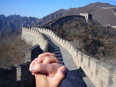 hand in hand to walk over the great wall