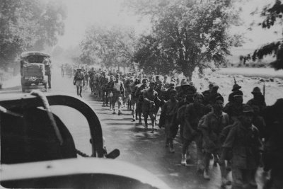 Italian prisoners of war approaching Constantine