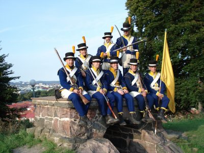Gruppbild ovanfr porten mot gamla kaponjren