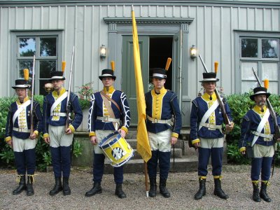 Truppen samlad framför Granbäcks översteboställe