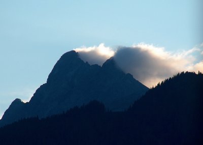 Wolken kleven aan de top