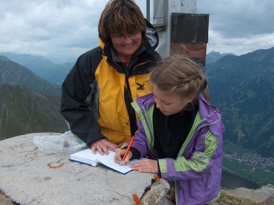 Vera signeert Gipfelbuch Mittagsspitze