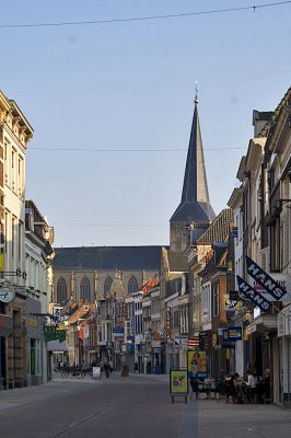 approaching the Bovenkerk