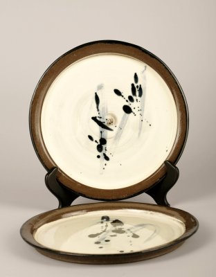 Plates, 9.5 inches in diameter