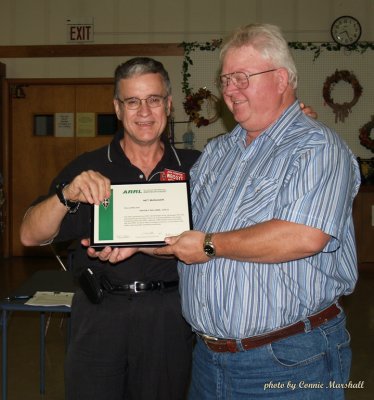 John presenting Wayne with the Net Manager Certificate....Open your eyes Wayne