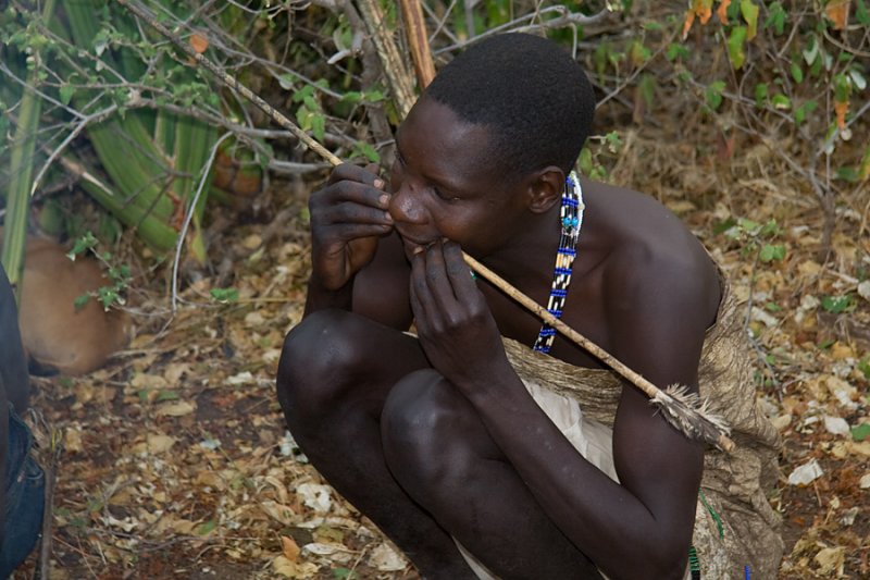 Straitening the arrow by biting on it