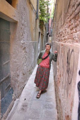 Venetian alleys are mighty narrow.jpg
