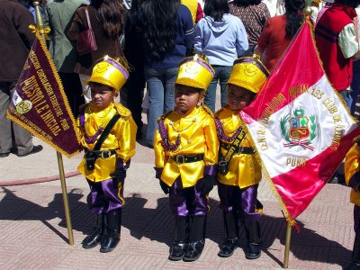 Kids Get Ready For Parade, Puno