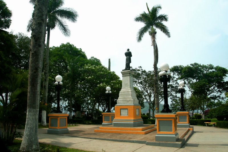 This monument to Manuel Bonilla stands in in Parque La Leona.